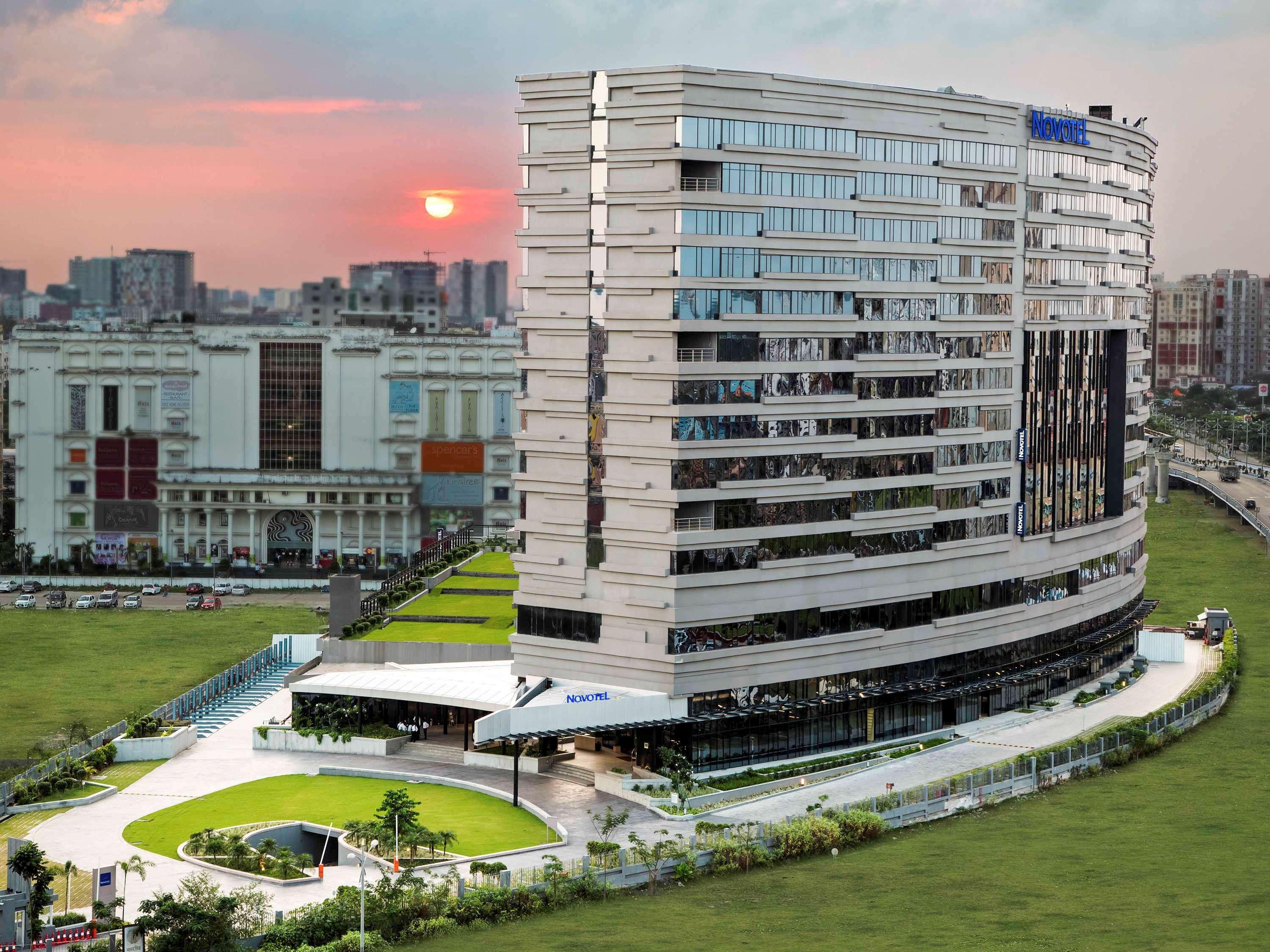 Novotel Kolkata Hotel&Residences Buitenkant foto The Westin Dhaka