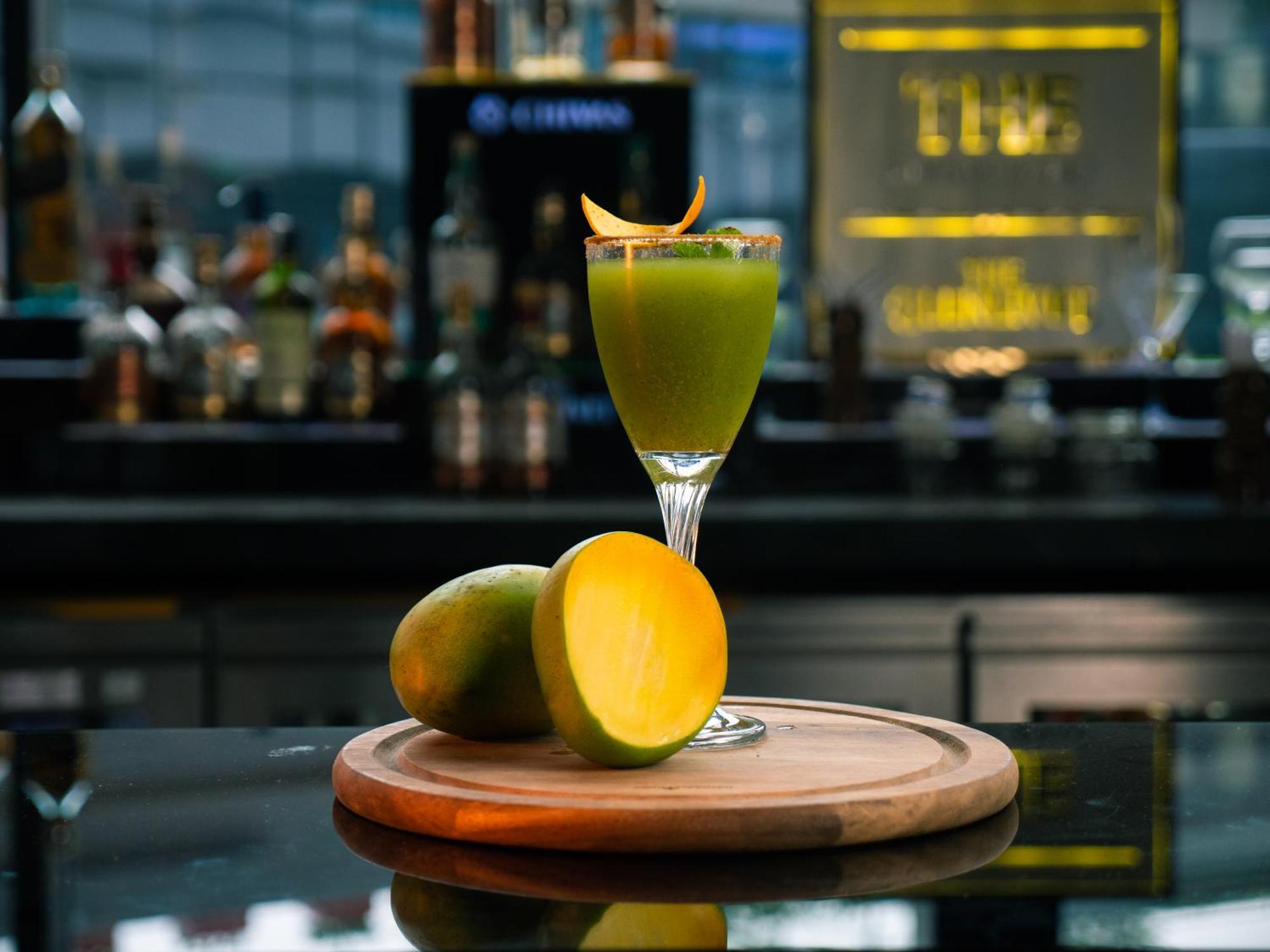 Novotel Kolkata Hotel&Residences Buitenkant foto A mango smoothie