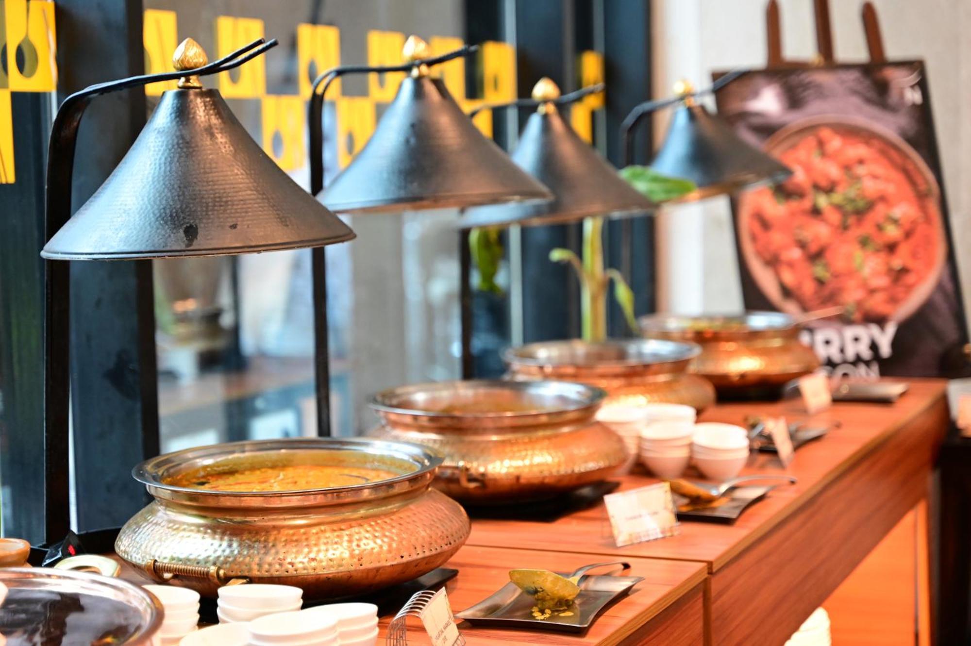Novotel Kolkata Hotel&Residences Buitenkant foto A chafing dish