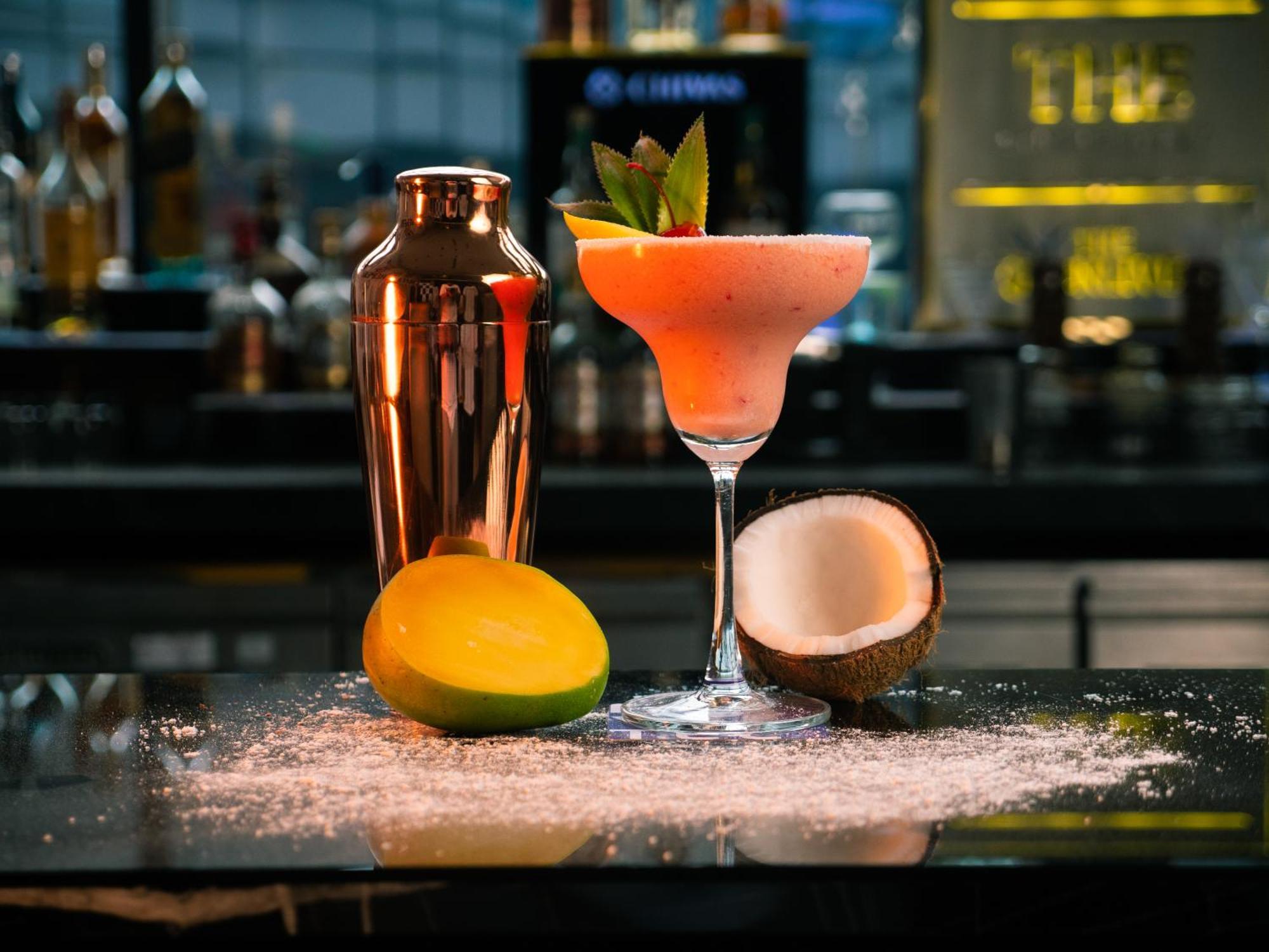 Novotel Kolkata Hotel&Residences Buitenkant foto A frozen margarita