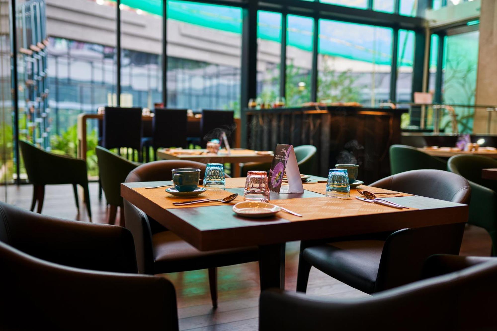 Novotel Kolkata Hotel&Residences Buitenkant foto The restaurant