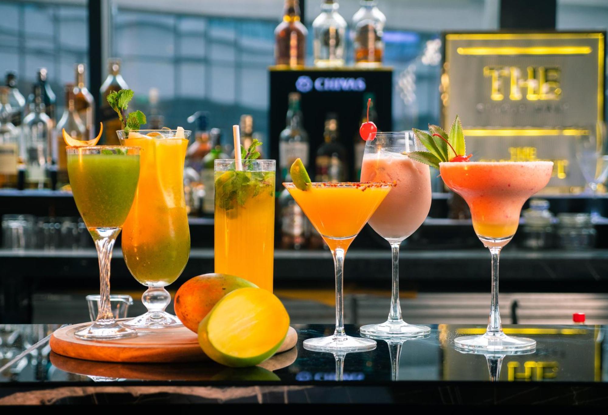 Novotel Kolkata Hotel&Residences Buitenkant foto Cocktails at the bar