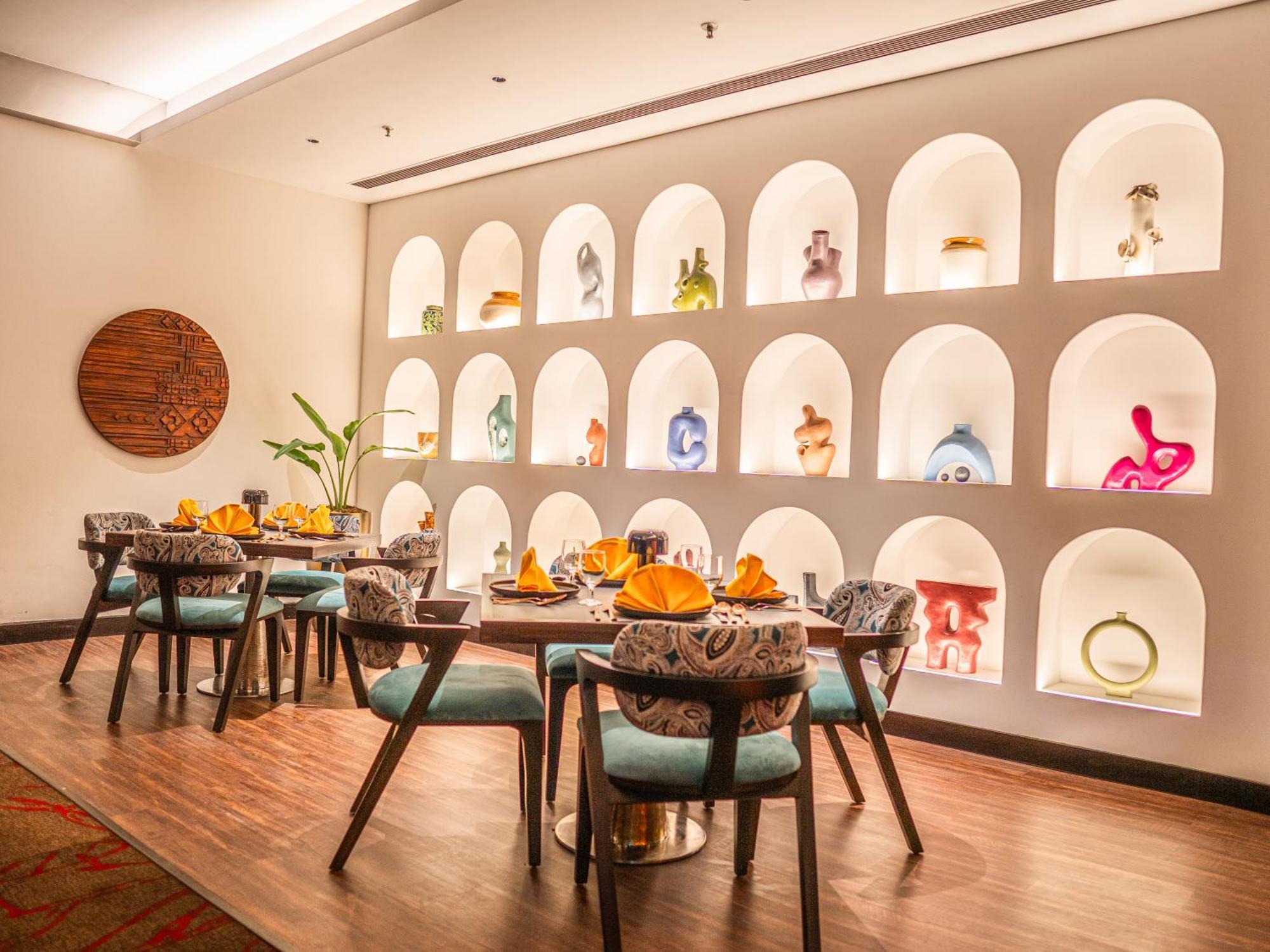 Novotel Kolkata Hotel&Residences Buitenkant foto The restaurant at the hotel