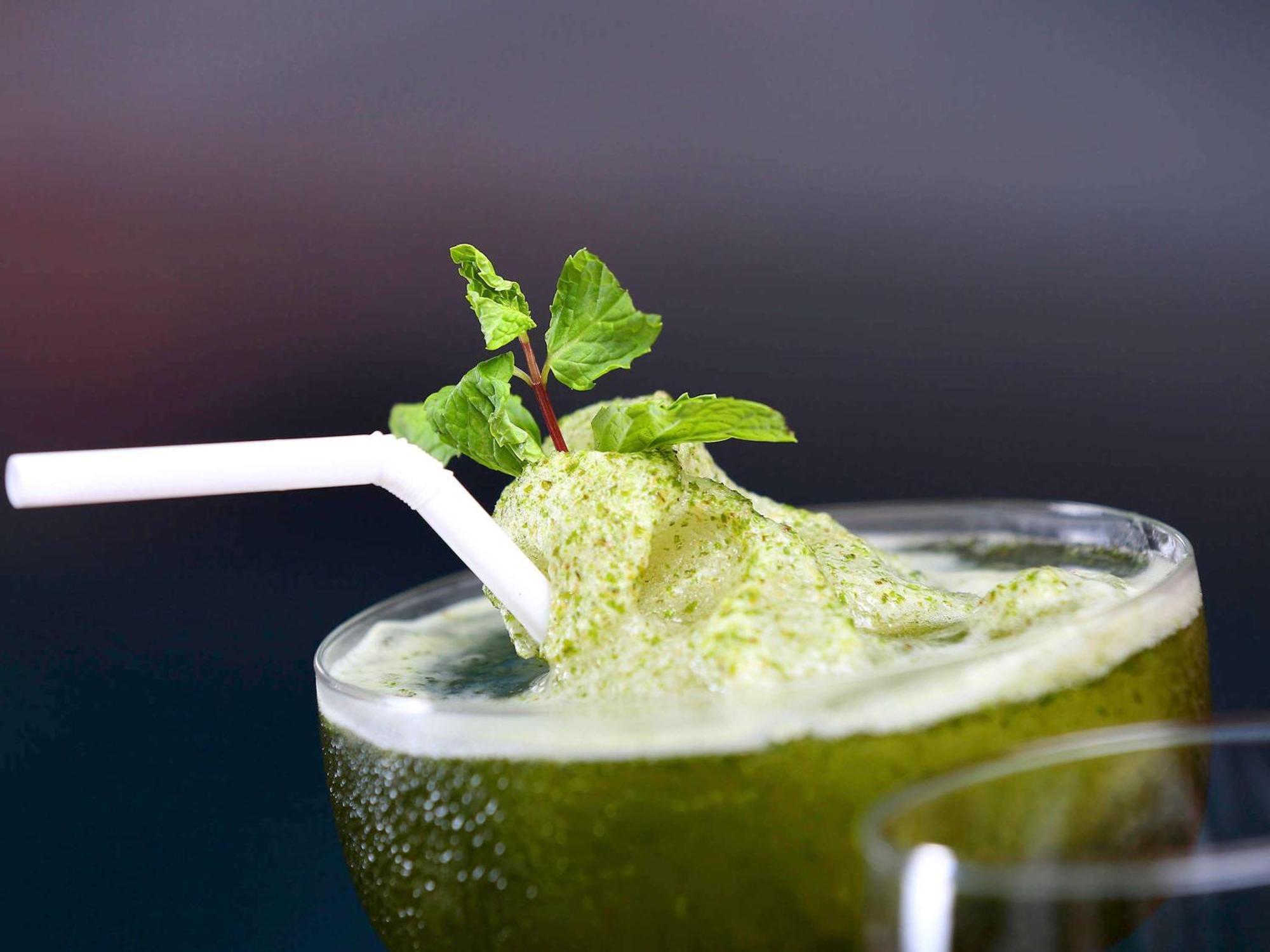 Novotel Kolkata Hotel&Residences Buitenkant foto A matcha drink