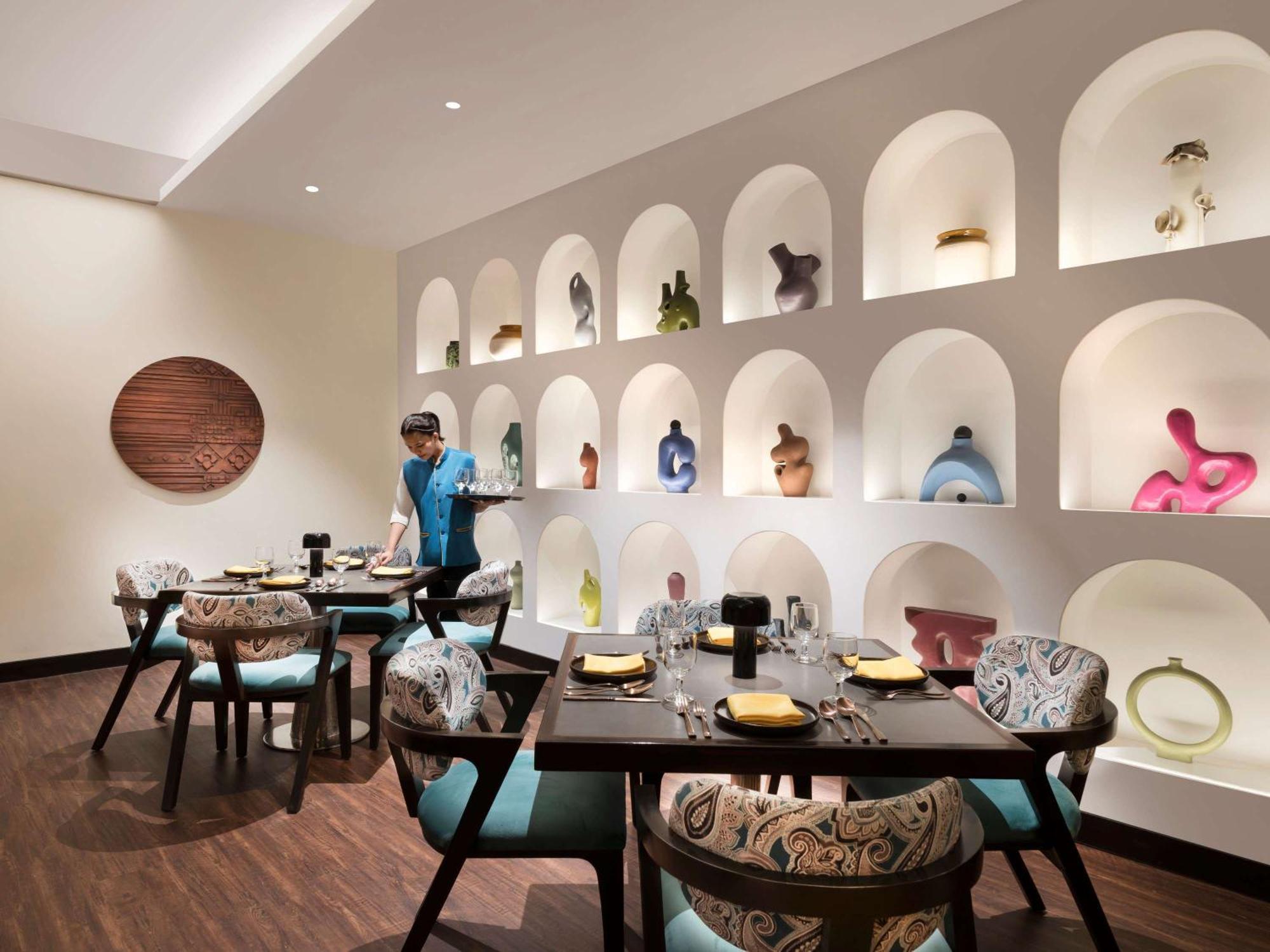 Novotel Kolkata Hotel&Residences Buitenkant foto The restaurant