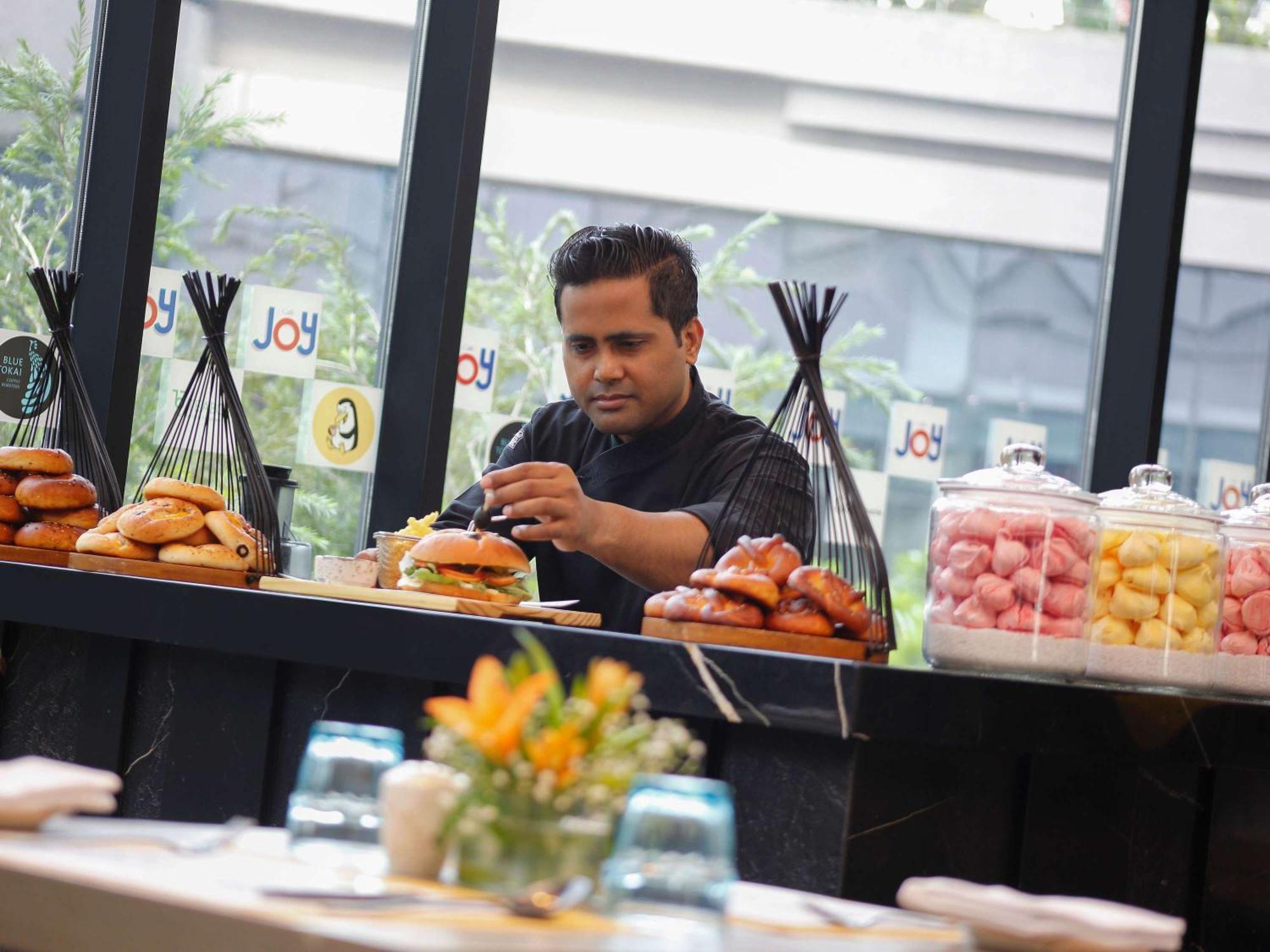 Novotel Kolkata Hotel&Residences Buitenkant foto A chef preparing food at a buffet