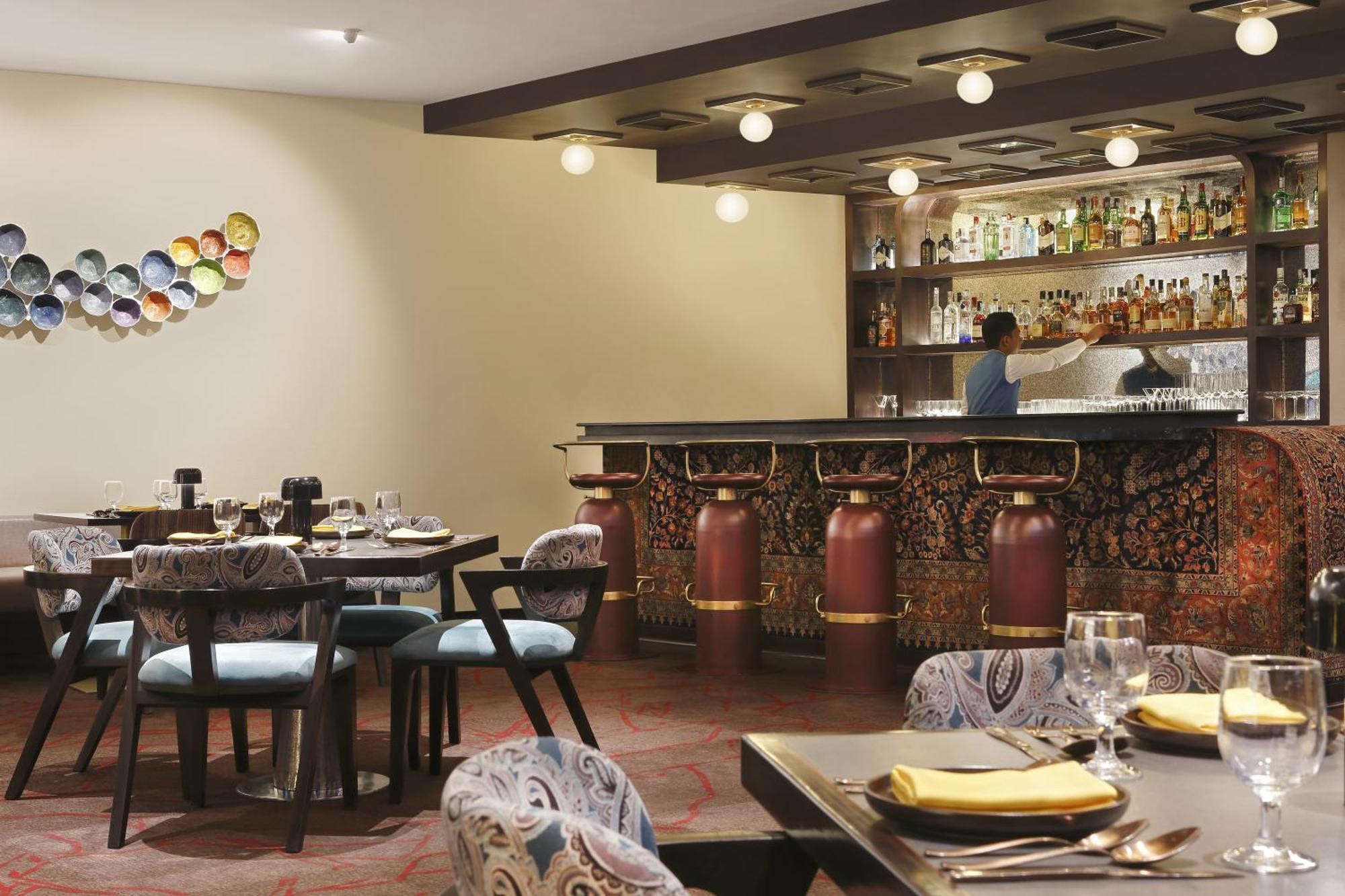 Novotel Kolkata Hotel&Residences Buitenkant foto The bar at the restaurant